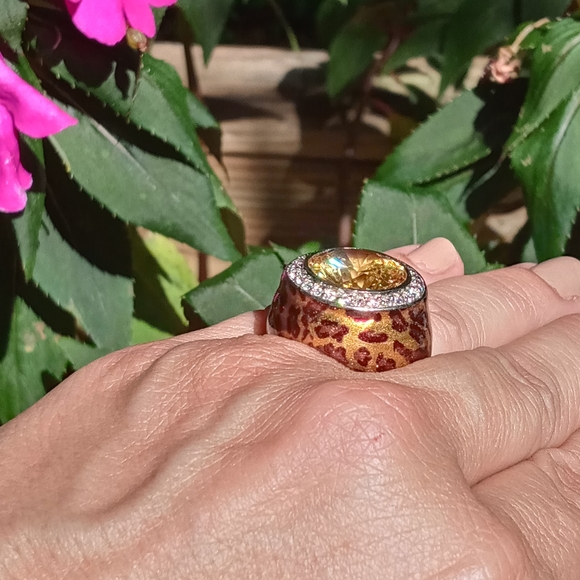 Unique ring - Picture 2 of 6